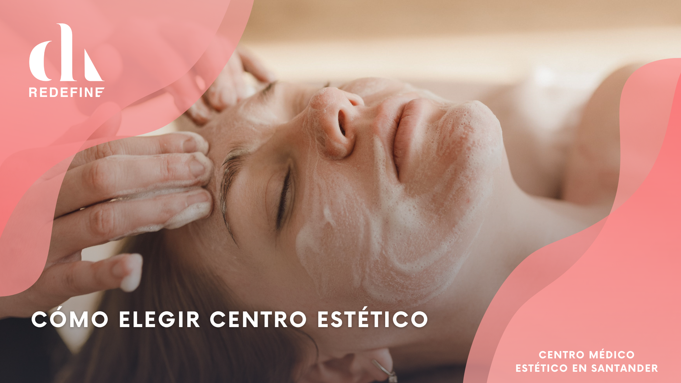 Mujer recibiendo un tratamiento peeling y masaje facial. Cómo elegir centro estético