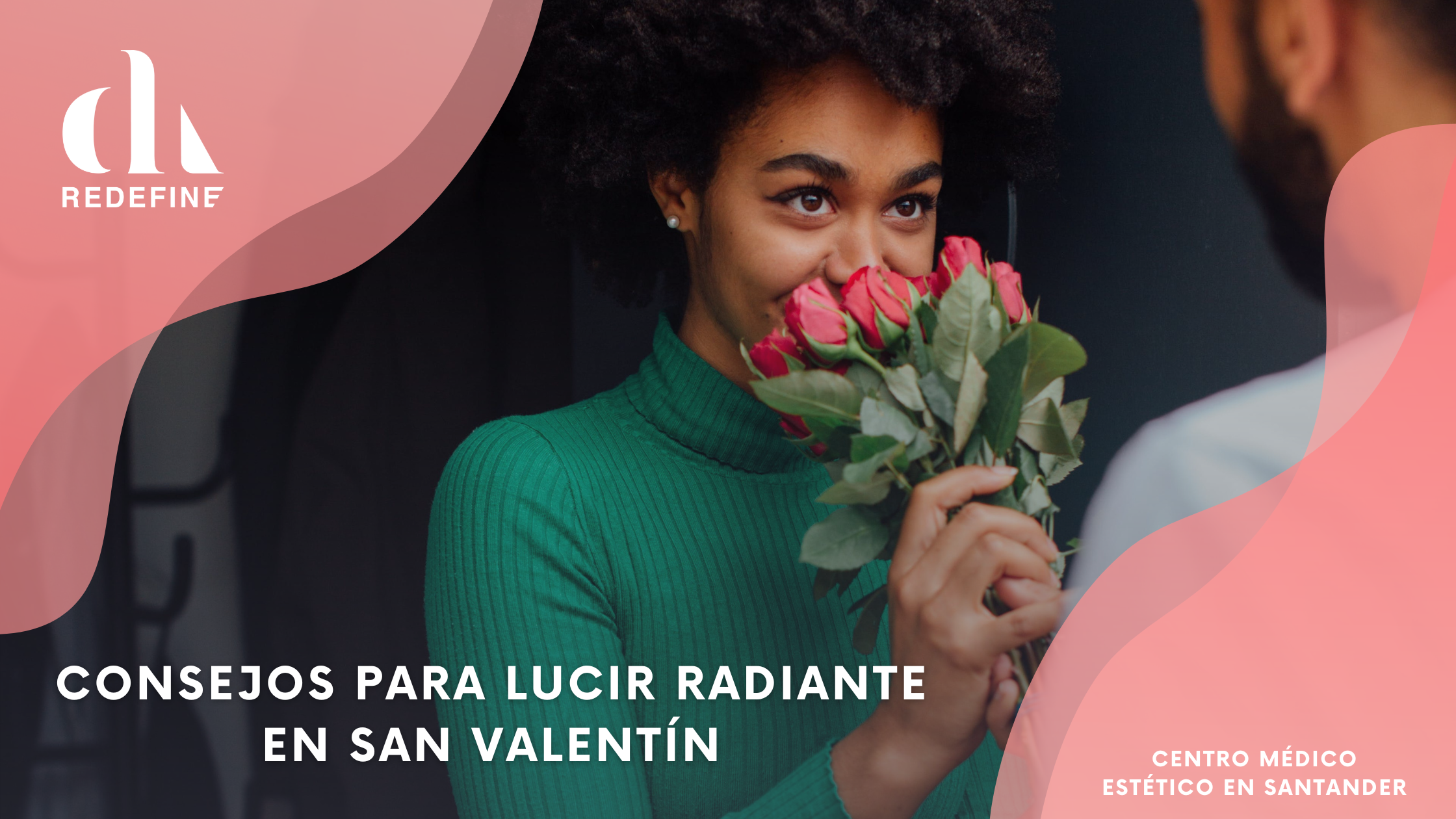 Mujer oliendo unas flores que le ha regalado su pareja por San Valentín.